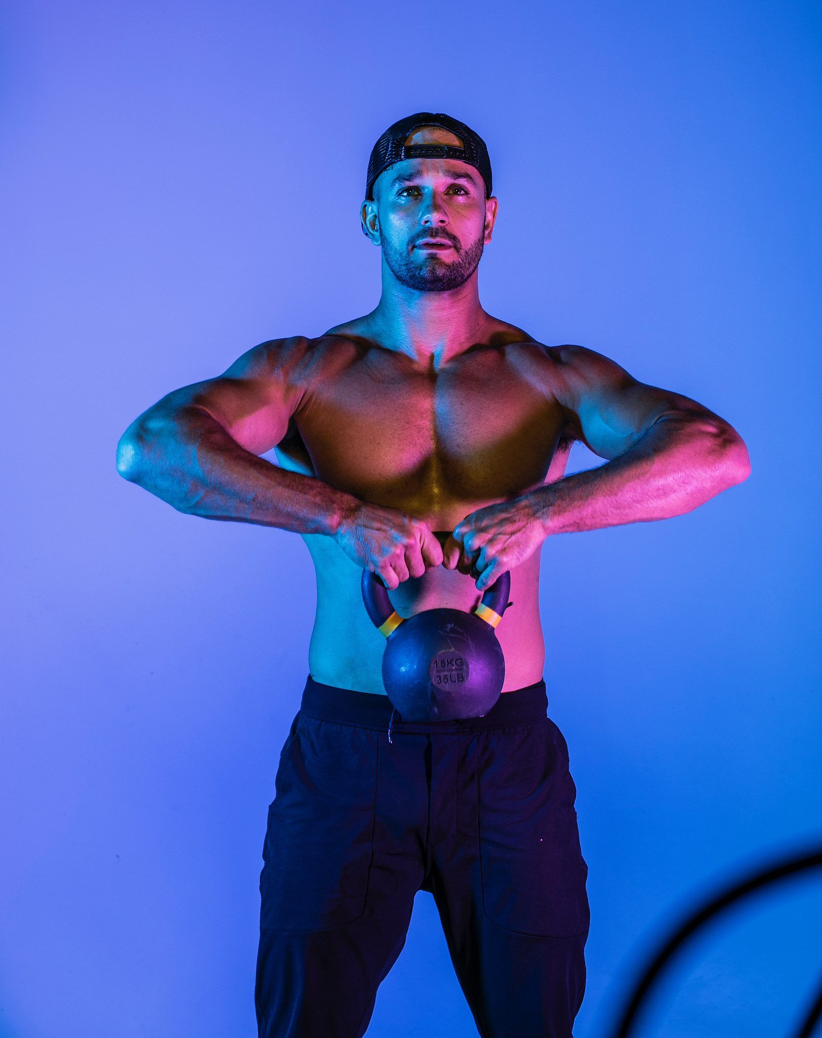 PAULO BARRETO LIFTING A KETTLEBELL